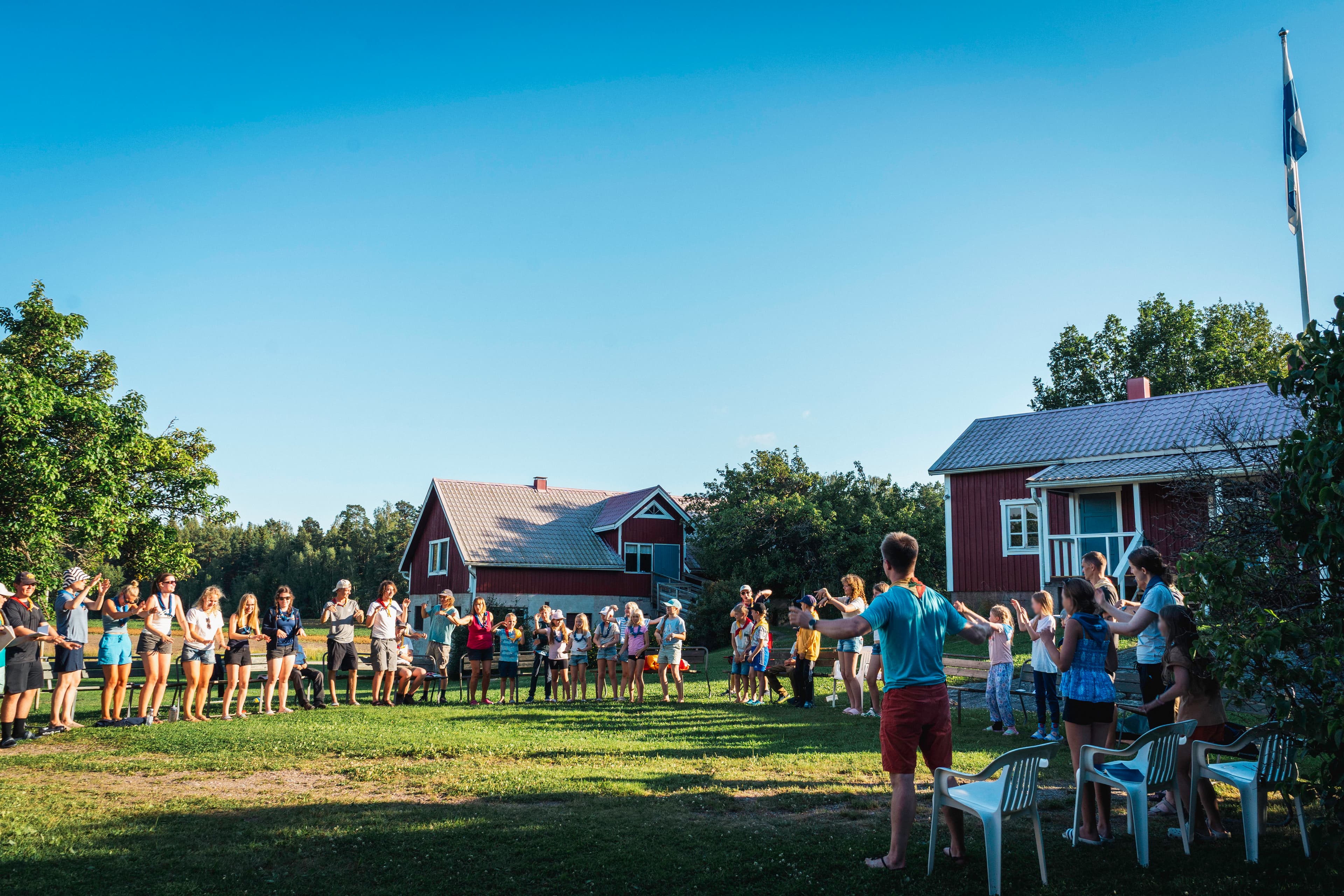 Lägerbål på sommarlägret Odyssé 2025